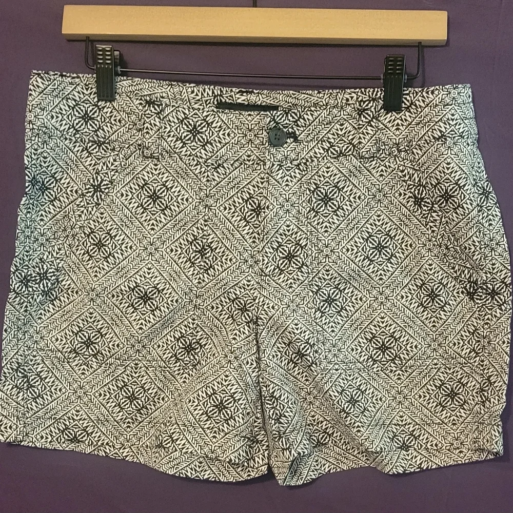 Banana Republic Patterned Black and White Women Shorts. Size 6